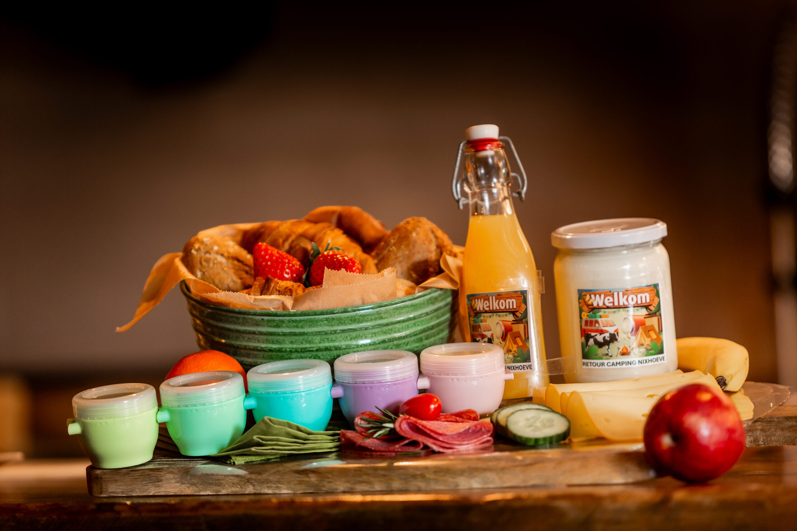 Vers streekontbijt van De Lange Hoeve met boerenkaas, sap en warme broodjes.