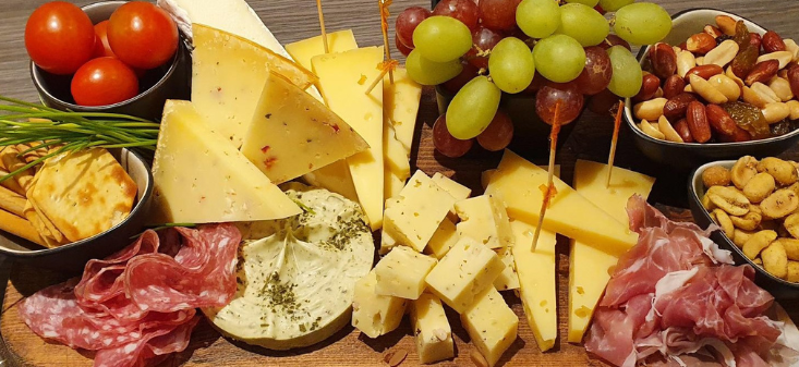 Luxe borrelplank van De Lange Hoeve met huisgemaakte boerenkaas