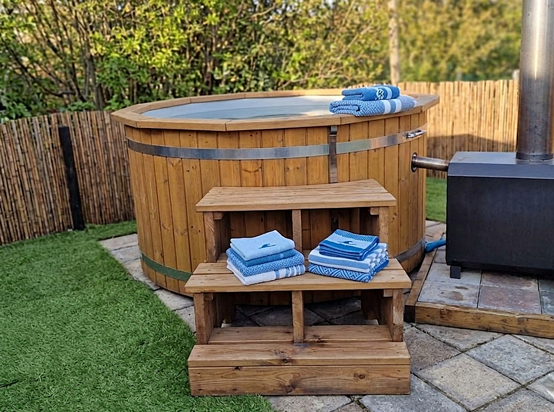 Luxe hottub op het privé relaxplein van De Lange Hoeve, klaar voor een ontspannen wellness-ervaring.